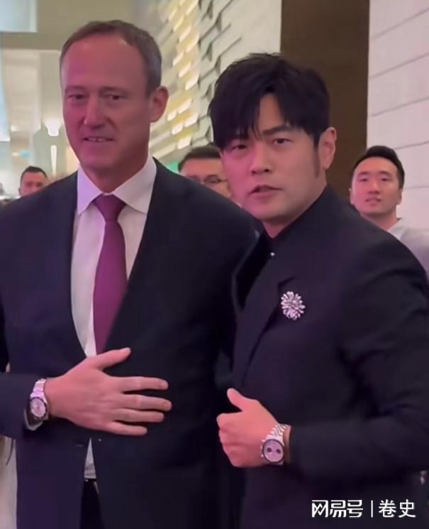 杰伦被谷爱凌的大长腿抢了风头日内瓦钟表展：一身西装的周(图3)