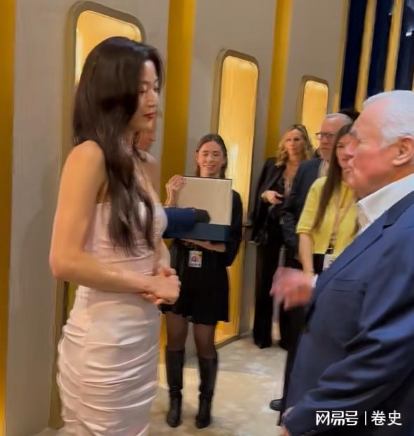 杰伦被谷爱凌的大长腿抢了风头日内瓦钟表展：一身西装的周(图11)