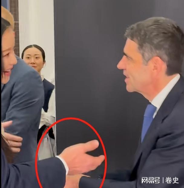 杰伦被谷爱凌的大长腿抢了风头日内瓦钟表展：一身西装的周(图13)