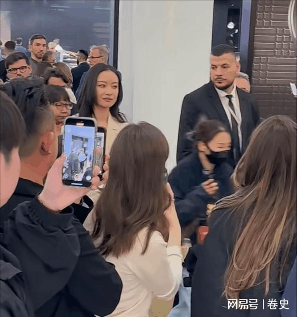 杰伦被谷爱凌的大长腿抢了风头日内瓦钟表展：一身西装的周(图15)