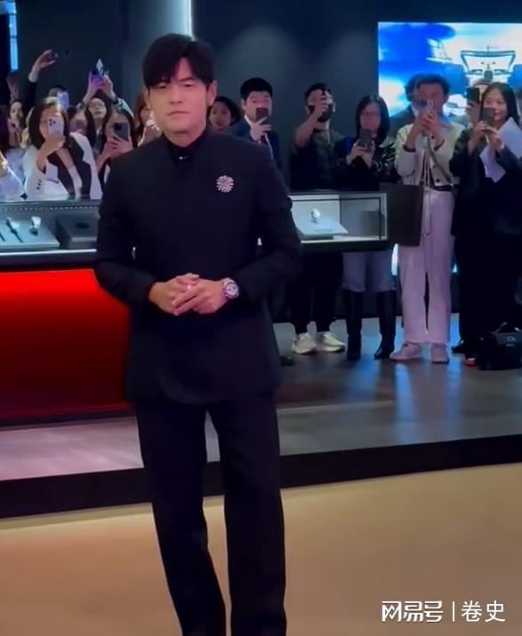 杰伦被谷爱凌的大长腿抢了风头日内瓦钟表展：一身西装的周(图21)