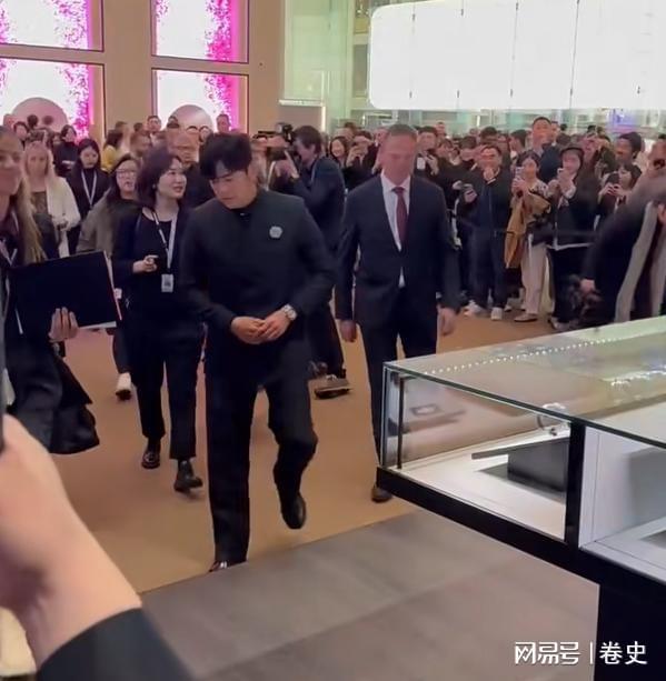 杰伦被谷爱凌的大长腿抢了风头日内瓦钟表展：一身西装的周(图23)