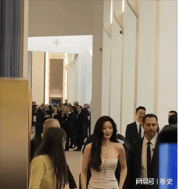 杰伦被谷爱凌的大长腿抢了风头日内瓦钟表展：一身西装的周(图22)